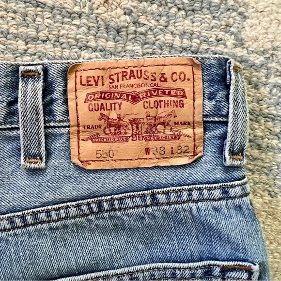 LEVI’S VINTAGE 550 DISTRESSED RELAXED FIT JEAN SHORTS SIZE 14 - Picture 6 of 7